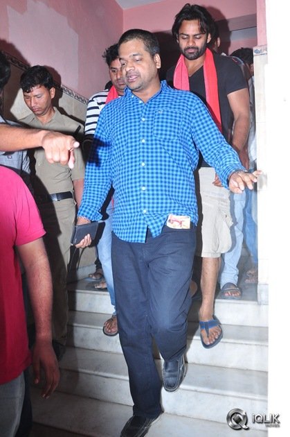 Sardaar-Gabbar-Singh-Movie-Hungama-at-Arjun-Theater